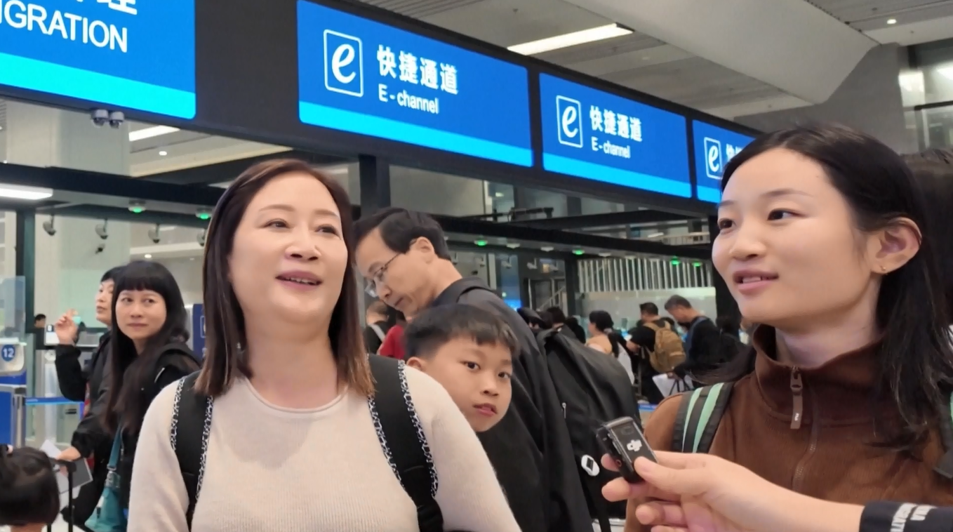 Para Wisatawan Menikmati Pelayaran Tahun Baru Imlek yang Penuh Warna di Laut