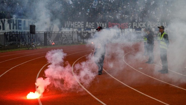 Kerusuhan terjadi usai laga Persib Bandung vs Persija Jakarta setelah suporter menyerang steward di Stadion Si Jalak Harupat