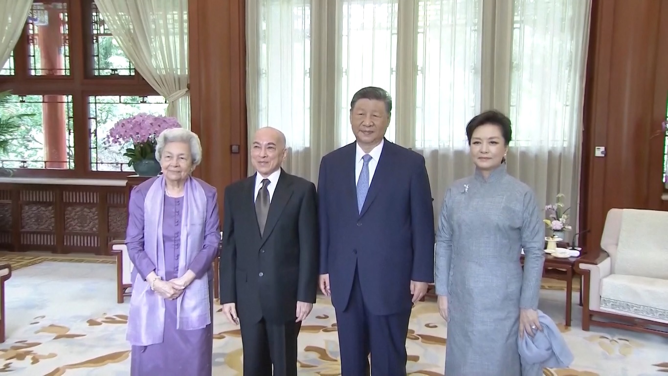 Xi Jinping dan Istrinya Bertemu Raja dan Ibu Suri Kamboja di Beijing