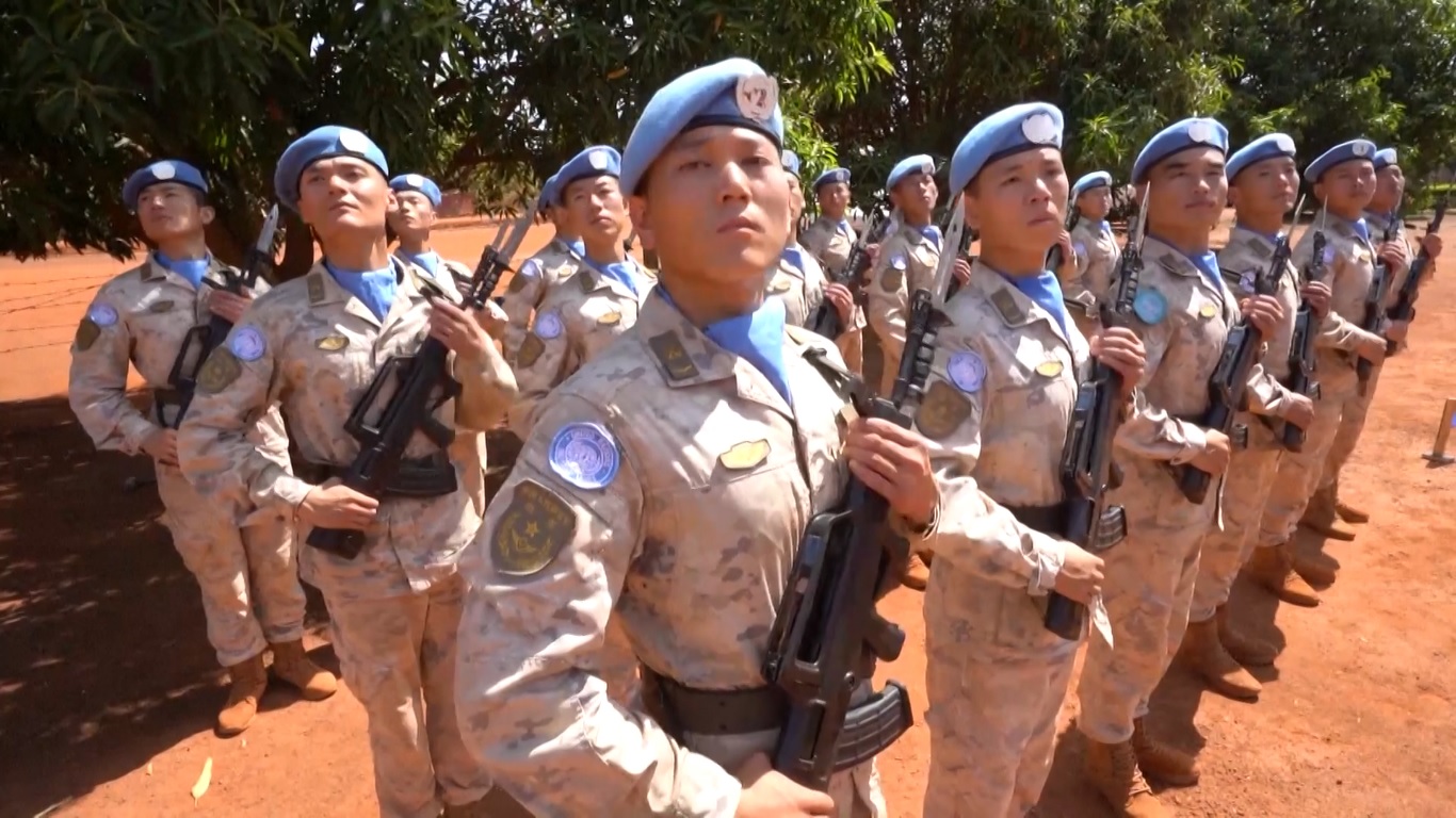 Penjaga perdamaian Tiongkok ditinjau pada acara tersebut