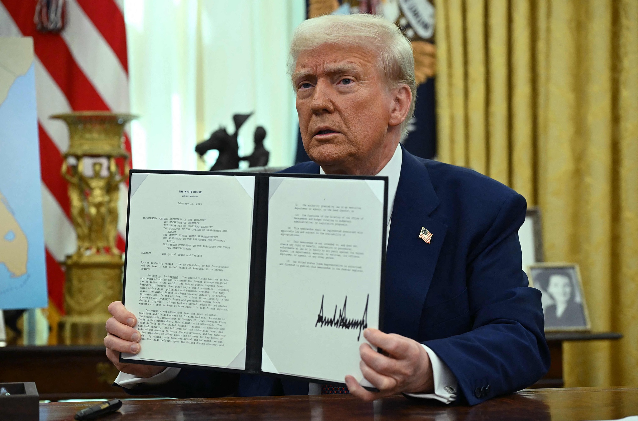 Trump mengonfirmasi tarif 25 persen untuk baja dan aluminium impor pada 10 Februari dan mengisyaratkan bahwa tarif tambahan untuk produk seperti mobil mungkin akan menyusul