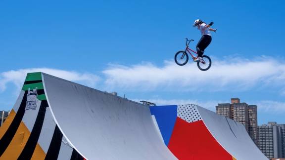Dua pemanjat dinding  Tiongkok  Luo Zhilu dan Pan Yufei juga mengamankan tempat mereka di semifinal Boulder &amp; Lead yang dijadwalkan pada hari Sabtu setelah masing-masing finis di urutan ke-6 dan ke-11 dalam kualifikasi putri dan putra