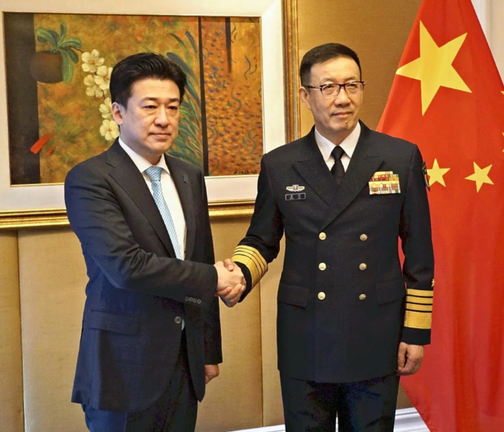 Menteri Pertahanan Tiongkok Laksamana Dong Jun mengadakan pertemuan dengan Menteri Pertahanan Jepang Minoru Kihara di Singapura
