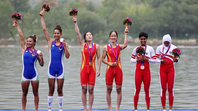 Atlet dayung putri Indonesia Chelsea Corputty dan Mutiara Rahma Putri sukses mempersembahkan medali pertama untuk Indonesia dari cabor rowing atau dayung di Asian Games 2023 Minggu (24/9)