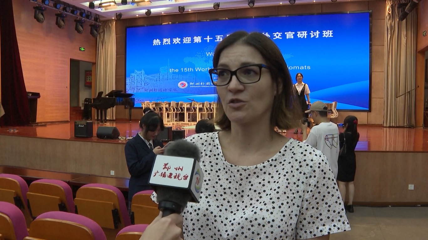 Para diplomat tersebut pertama-tama mengunjungi Sekolah Bahasa Asing Zhengzhou yang ikut berpartisipasi dalam kegiatan Model United Nations