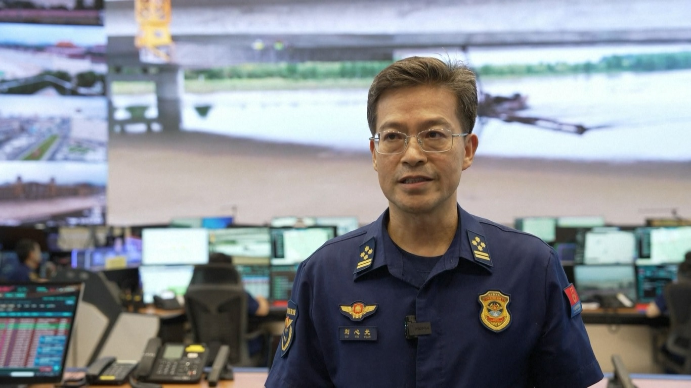 Tim Penyelamat Beijing Cegat Kapal Keruk Pasir yang Hanyut dan Cegah Tabrakan Jembatan Kereta Api