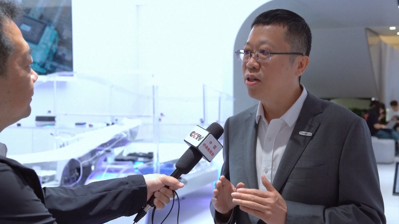 Pameran ini menampilkan kendaraan listrik dan hibrida plug-in