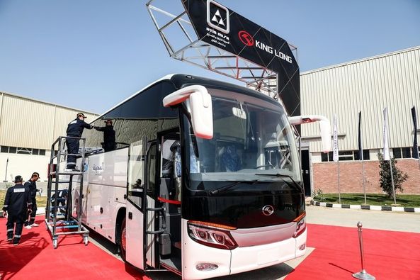 Sebuah pabrik perakitan bus baru yang dibangun bersama oleh perusahaan Tiongkok dan Arab Saudi telah memulai produksi di New Suez City