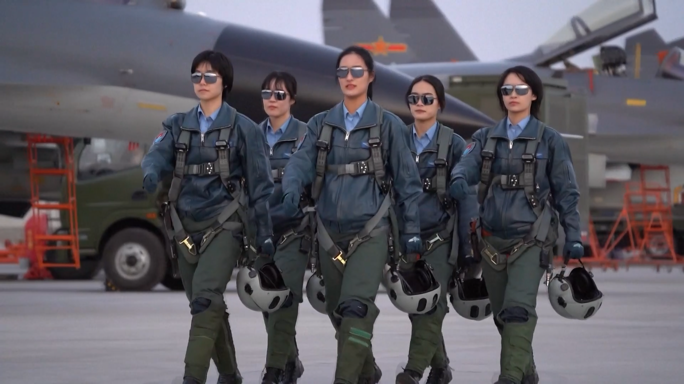 Lima pilot yang rata-rata usianya 23 tahun itu berasal dari Akademi Penerbangan Xi'an Angkatan Udara Tentara Pembebasan Rakyat/People's Liberation Army (PLA)