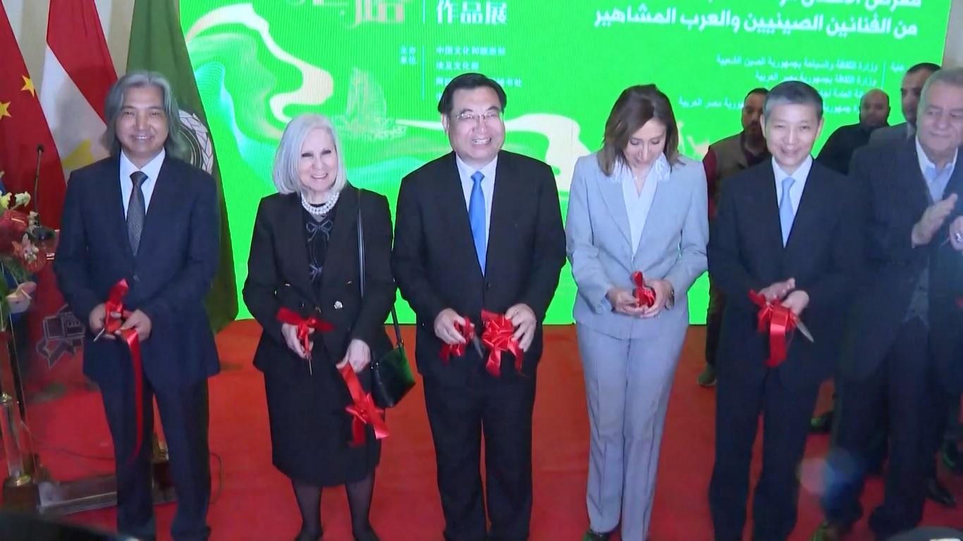 Pameran seni ini memamerkan 87 lukisan dan potongan keramik yang mencerminkan ikatan budaya antara Tiongkok dan negara-negara Arab oleh seniman dari kedua belah pihak