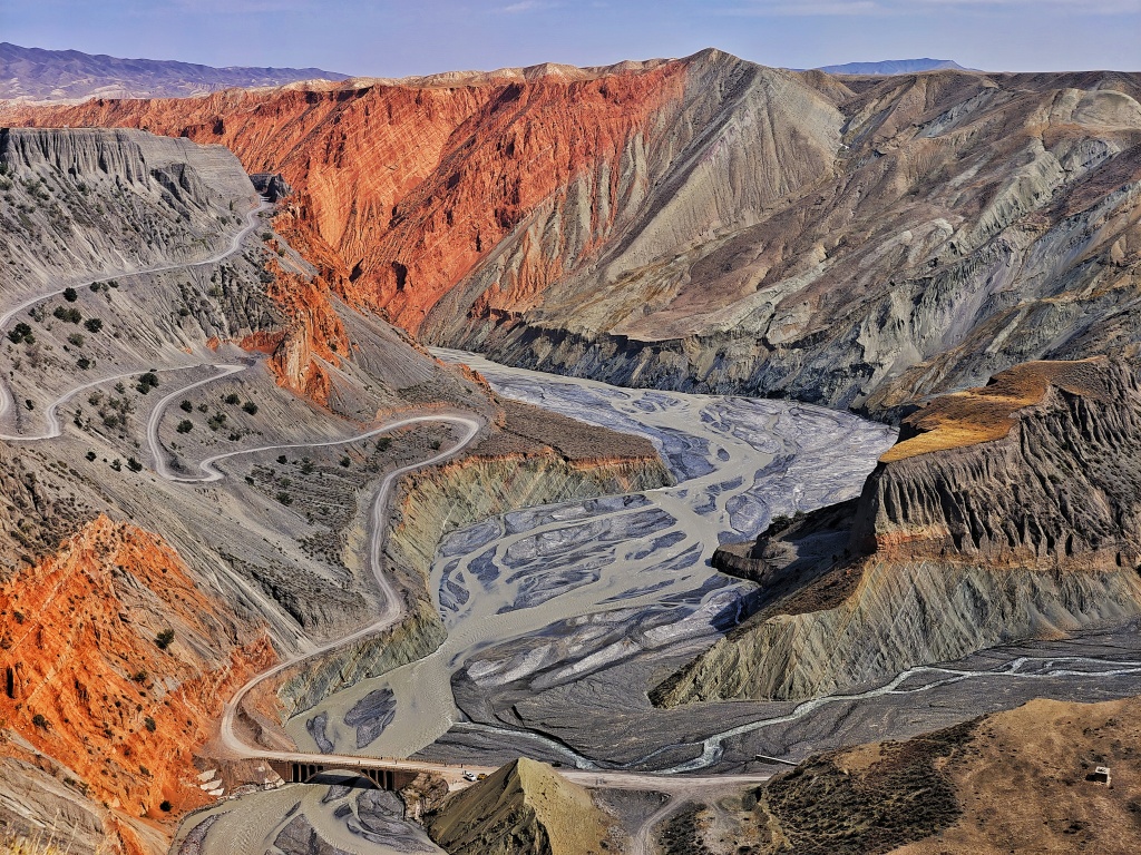 Membentang sekitar 30 kilometer Grand Canyon Anjihai terbentuk secara alami saat Sungai Anjihai mengalir dari sumbernya di Pegunungan Tianshan melalui Ngarai Tianshan