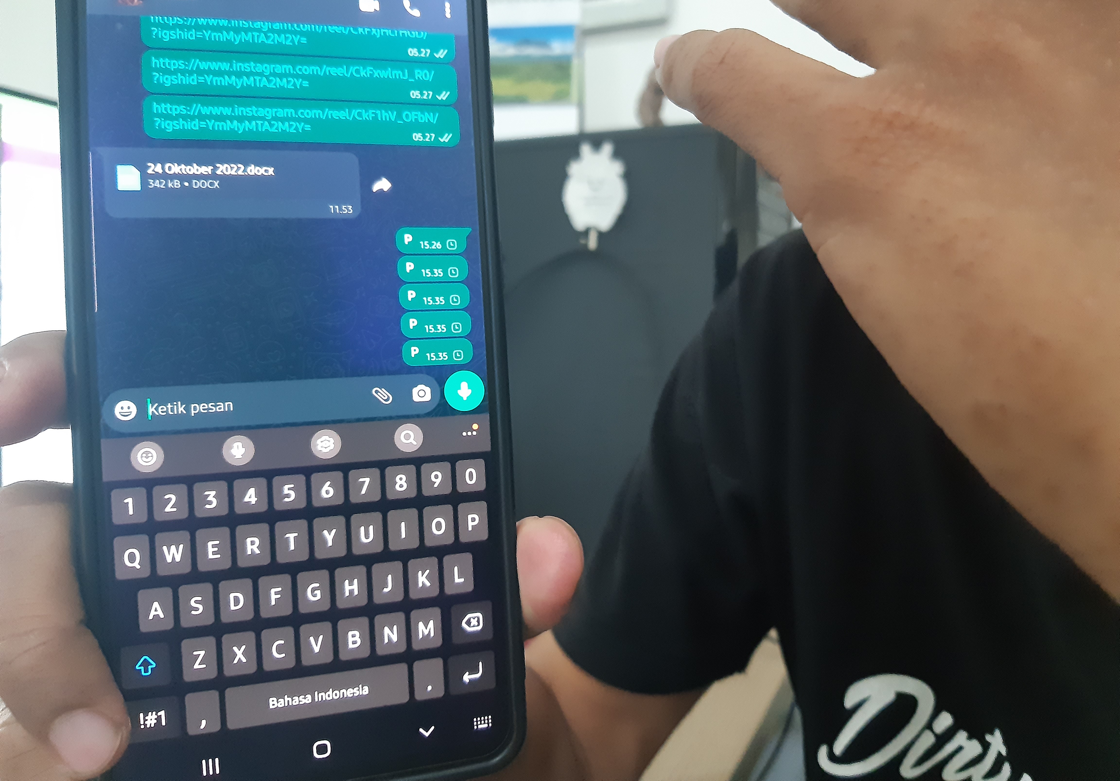 Aplikasi perpesanan WhatsApp sedang mengalami gangguan WhatsApp hingga saat ini belum bisa mengirim pesan sehingga ramai dikeluhkan oleh warganet di Twitter