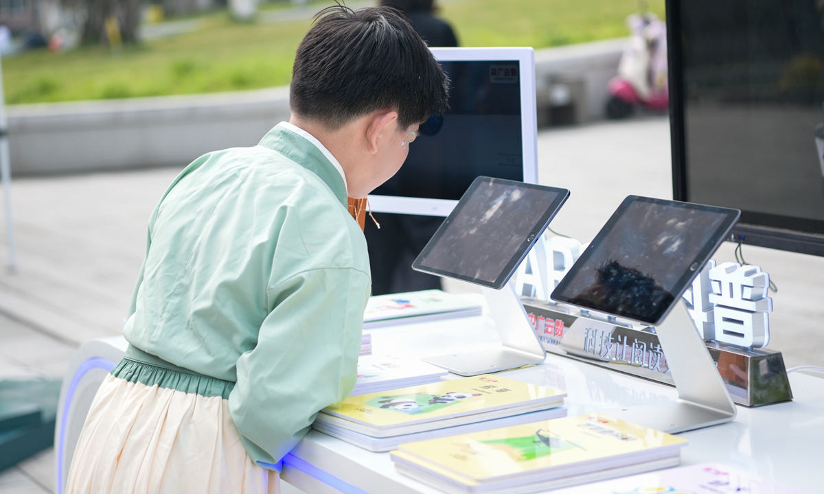 Dibuat berdasarkan model bahasa besar