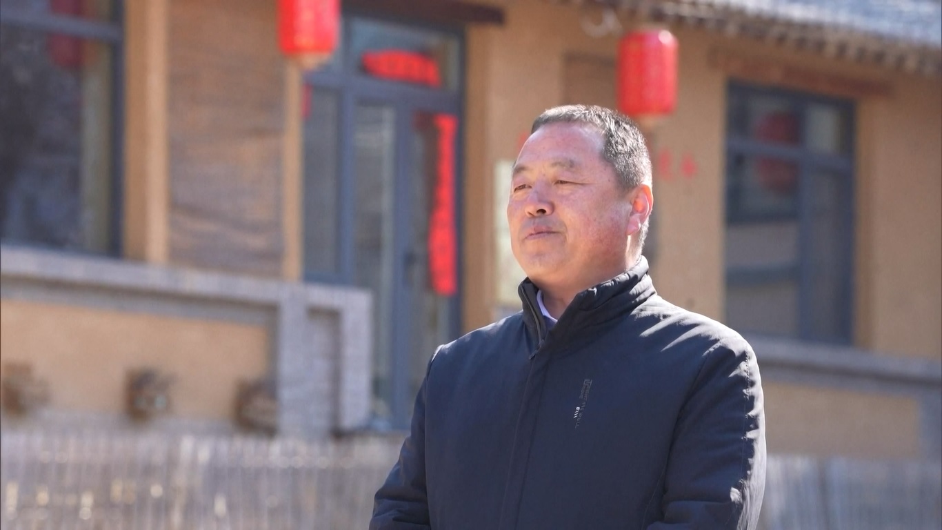 Sambil mengawasi penciptaan kekayaan baru tersebut