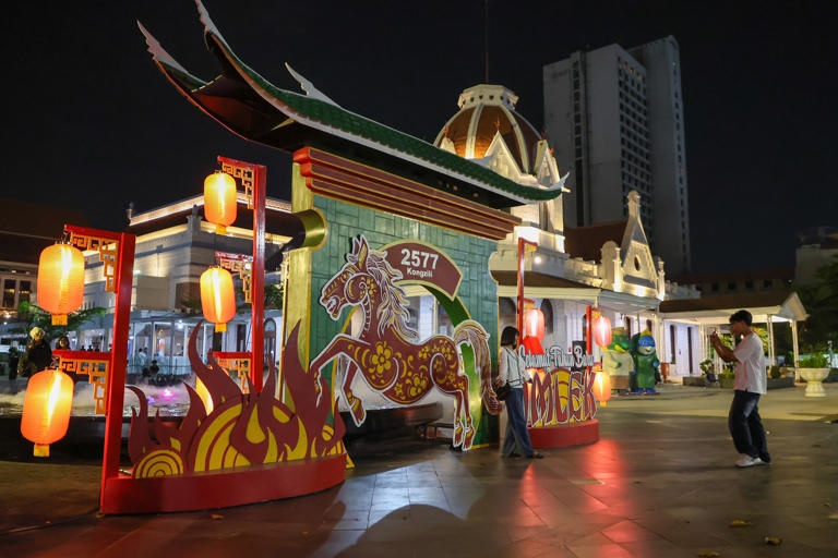 Sambut Imlek 2026, DLH Surabaya Oasang Dekorasi Daur Ulang di Ruang Publik