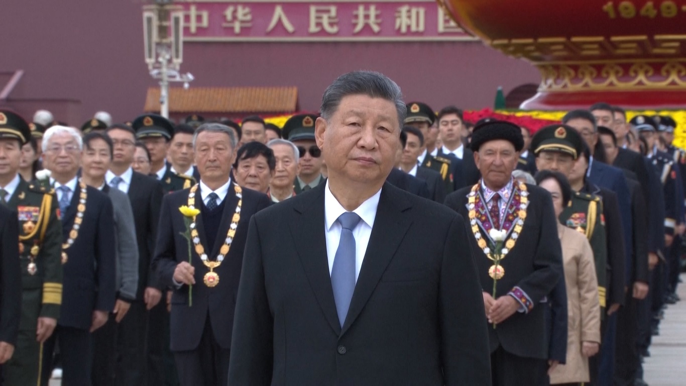 Xi meluruskan pita merah pada keranjang bunga dan memimpin pejabat senior berjalan mengelilingi monumen untuk memberikan penghormatan