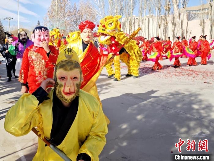 Pada 12 Februari yang lalu rombongan kesenian yang terdiri dari pembantu polisi Kebupaten Yingjisha Daerah Otonom Etnis Uigur Xinjiang mendatangi kantor-kantor polisi di berbagai kecamatan menyajikan pertunjukan barongsai tarian naga tarian Yngkocerita raja monyet kepada warga setempat untuk merayakan tahun baru Imlek 2024