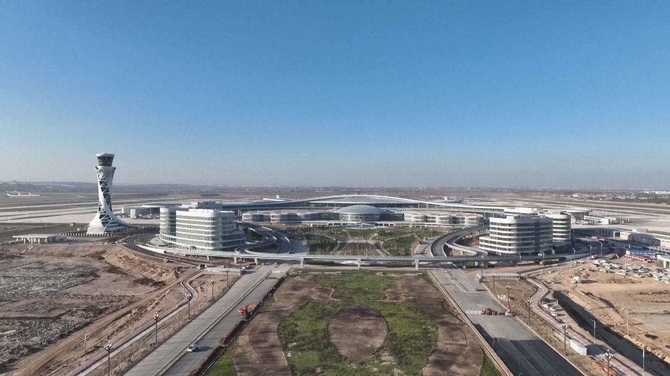 Proyek peningkatan tersebut melibatkan pembangunan dua landasan udara baru