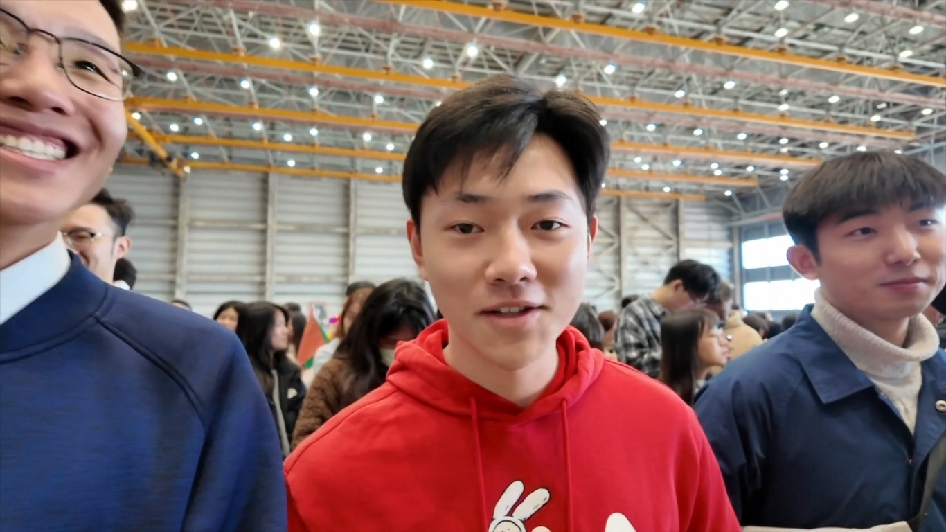 Sekolah Escola Choi Nong Chi Tai menyelenggarakan pertunjukan barongsai penyambutan di bandara untuk menyambut kedatangan Xi