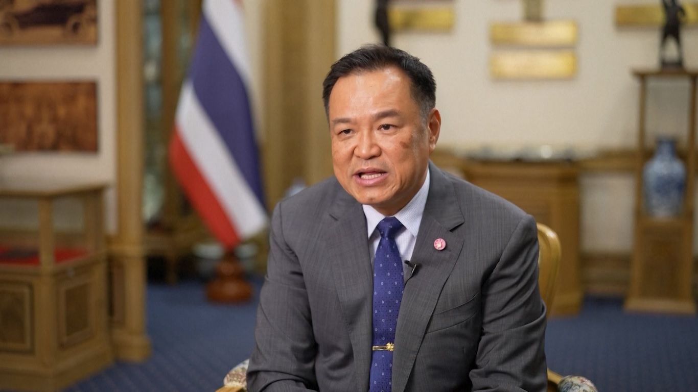 Charnvirakul menyebut Tiongkok sebagai tanah Naga dengan kemampuan kuat untuk meraih kemerdekaan sekaligus menyelaraskan diri dengan dunia