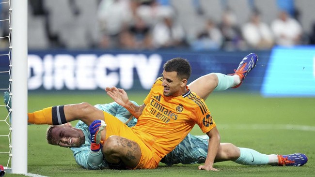 Real Madrid sukses menaklukkan Chelsea 2-1 pada laga uji coba di Stadion Bank of America