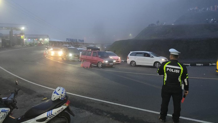 Kapolres Cianjur AKBP Aszhari Kurniawan mengatakan kabut tebal yang menyelimuti kawasan Puncak menjadikan jarak pandang hanya sekitar 30 meter