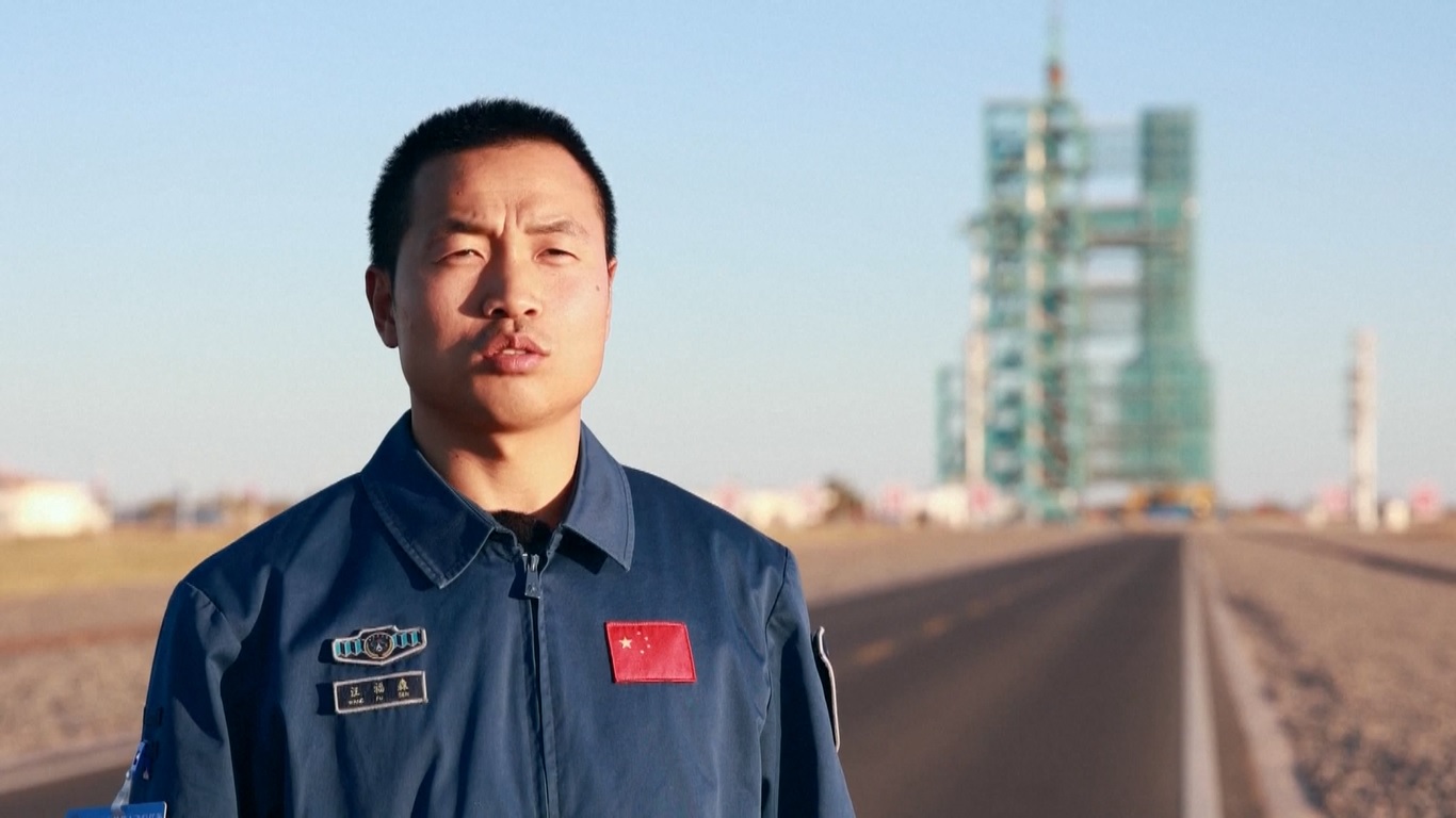 Platform peluncuran bergerak untuk pesawat luar angkasa berawak Shenzhou-17 telah berhasil menopang beberapa roket untuk lepas landas sejak perakitannya pada tahun 1999