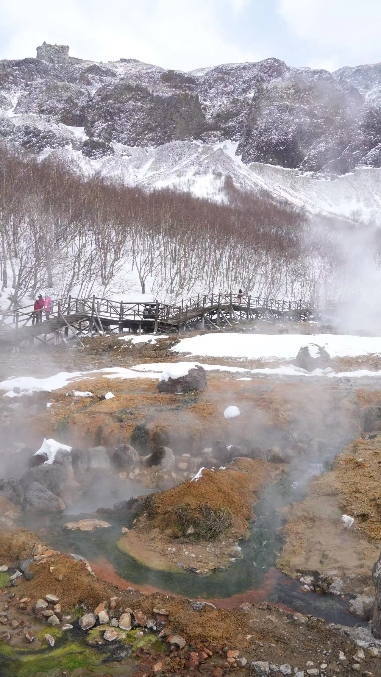 Bila berkunjung ke Jilin anda akan menemukan keajaiban mata air panas vulkanik yang terletak di dalam Gunung Changbai yang megah di Provinsi Jilin Tiongkok timur laut