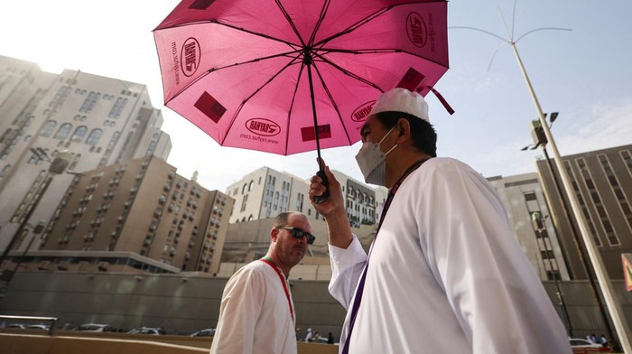 Suhu di Tanah Suci menjadi tantangan bagi jemaah haji yang saat ini melakukan ibadah Mereka terancam mengalami heatstroke imbas suhu panas ekstrem 