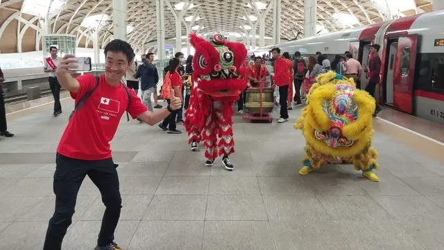 Pada momen Imlek ini di akhir pekan junlah penumpang kereta cepat mengalami lonjakan signifikan lonjakan