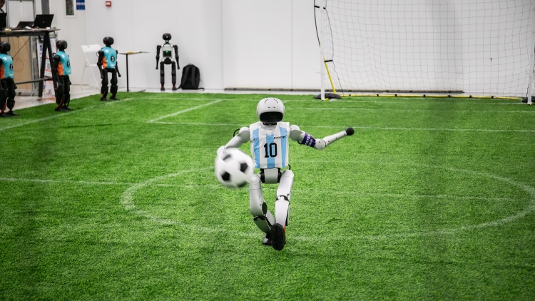 Pertandingan Sepak Bola Robot Humanoid Menampilkan Kemajuan dalam AI yang Terwujud