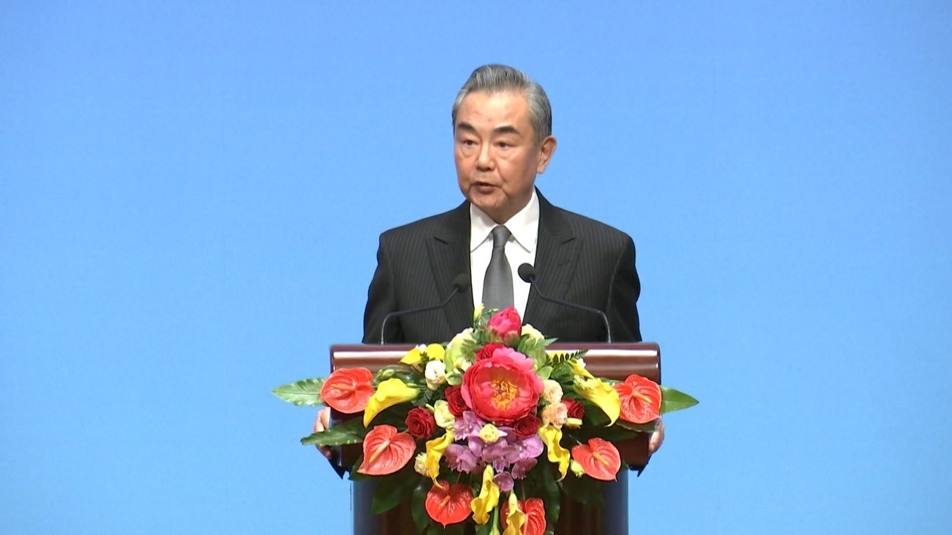 Wang menunjukkan bahwa dalam menghadapi situasi internasional yang bergejolak dan saling terkait