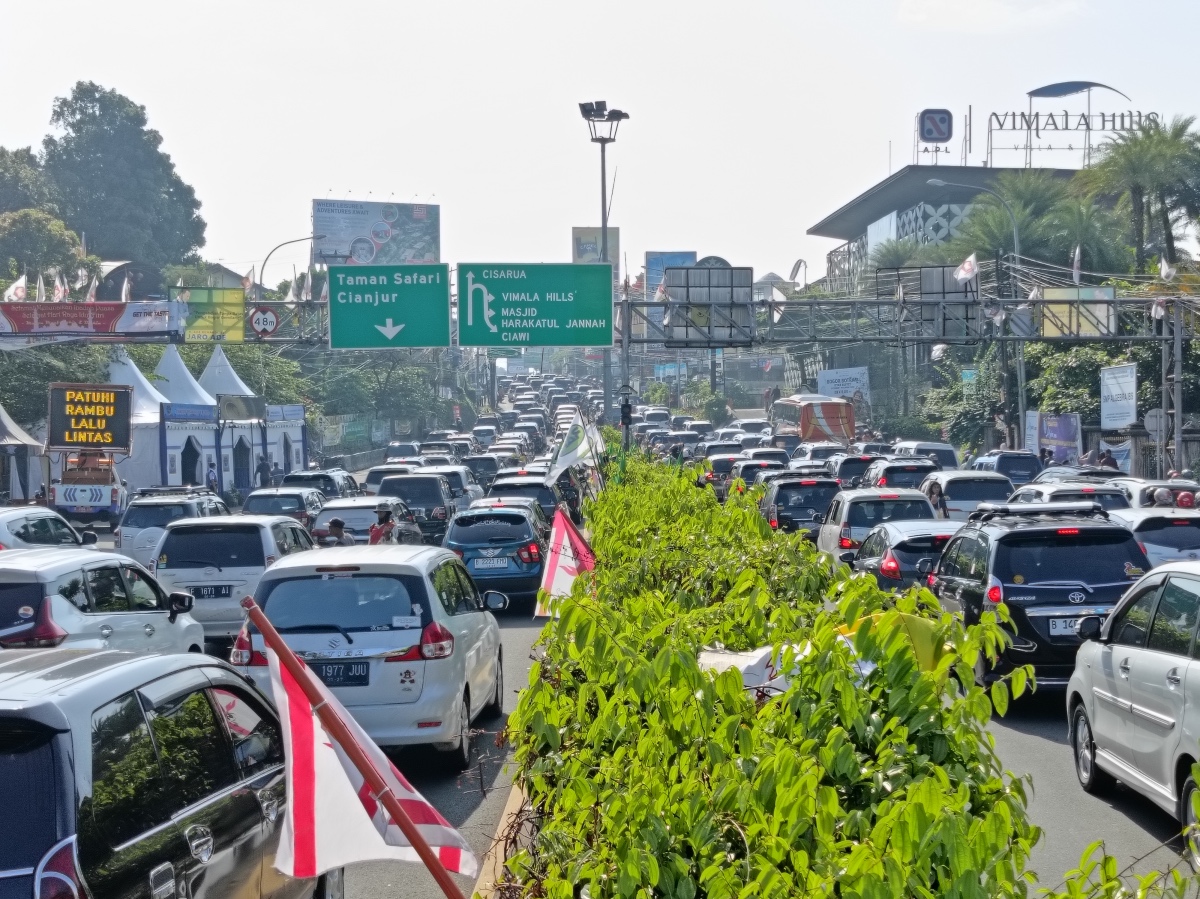 Polisi memberlakukan sistem satu arah atau one way menuju kawasan Puncak imbas arus lalu lintas menuju kawasan PuncakKabupaten Bogor  mengalami kepadatan pada hari kedua Lebaran 2023