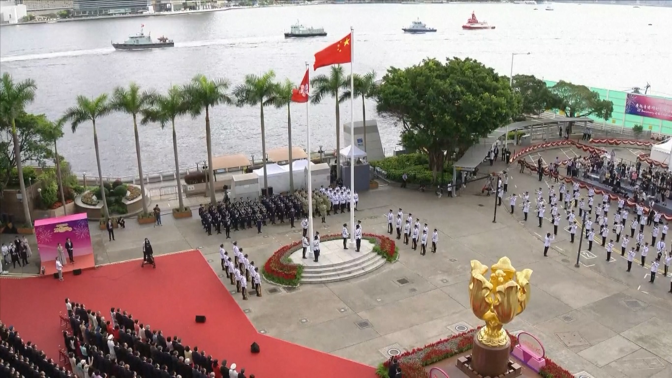 Upacara Pengibaran Bendera Digelar di Hong Kong untuk Menandai Peringatan 28 Tahun Kembalinya ke Tiongkok