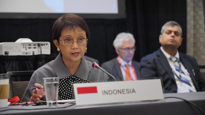 Posisi politik kita seperti yang disampaikan Bapak Presiden tadi akan terus bersama dengan rakyat Palestina untuk memperjuangkan hak-haknya tegas Retno