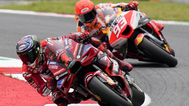 Marc Marquez tak bisa menandingi para pembalap yang menunggangi Ducati di Sprint Race MotoGP Italia Balapan itu disaksikan langsung Valentino Rossi