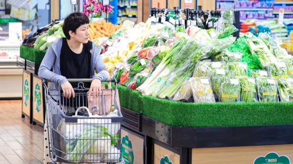 Indeks harga konsumen ukuran utama inflasi naik 05 persen yoy di bulan Juli sedikit lebih tinggi dari kenaikan 02 persen di bulan Juni