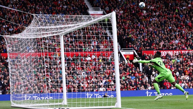 Kiper baru Manchester United  mengakui kesalahan yang dibuatnya saat dibobol dari tengah lapangan ketika melawan Lens pada laga uji coba terakhir pramusim di Old Trafford