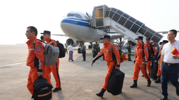 Tim penyelamat Tiongkok tiba di Bandara Internasional Yangon di Myanmar pada Sabtu sore untuk membantu upaya bantuan bencana menyusul gempa bumi dahsyat