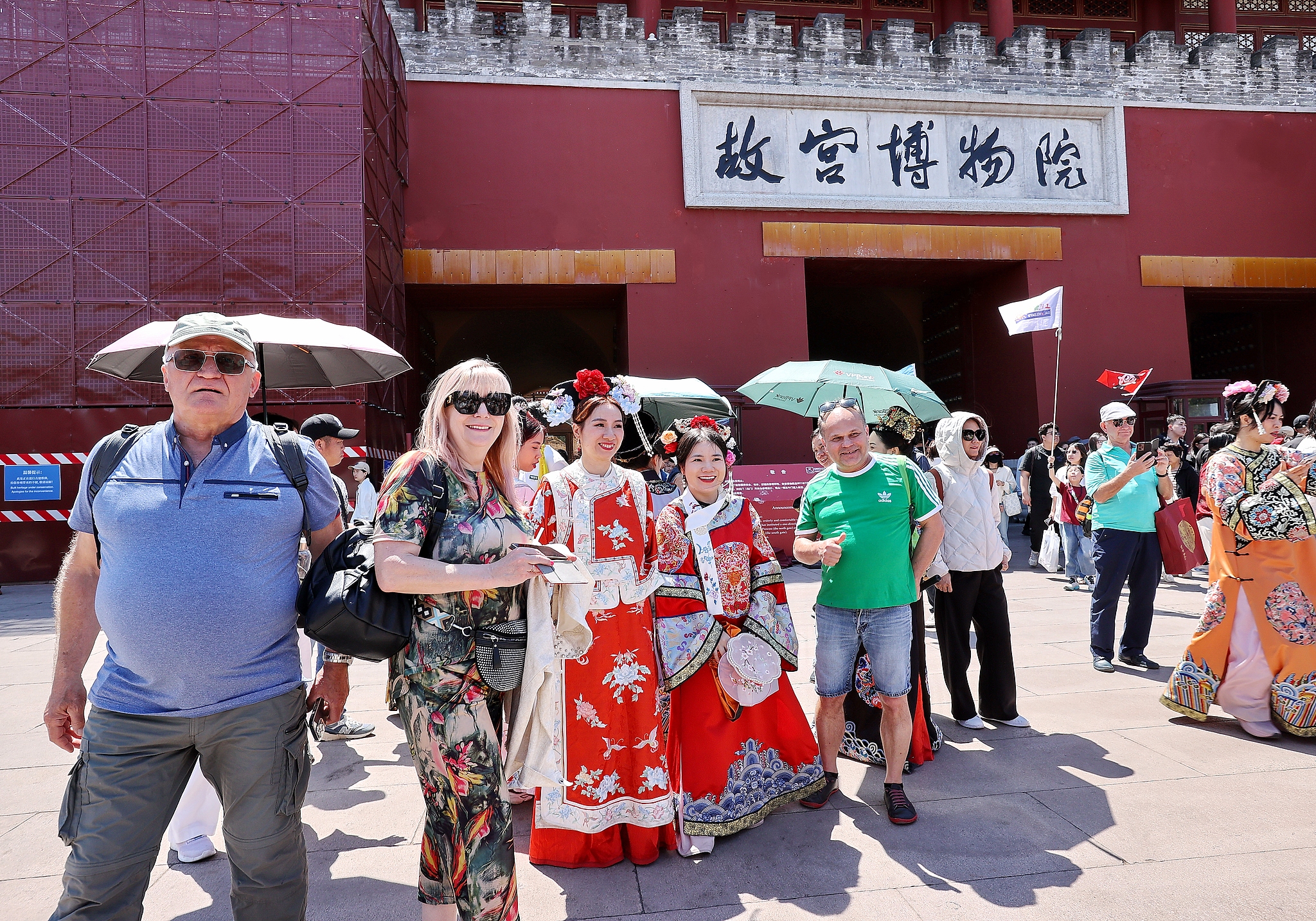 Sistem kereta api Tiongkok  menambah ribuan kereta tambahan untuk memenuhi permintaan sementara lalu lintas jalan raya diproyeksikan meningkat 81 persen tahun-ke-tahun selama periode perjalanan 8 hari (dari 29 April hingga 6 Mei)