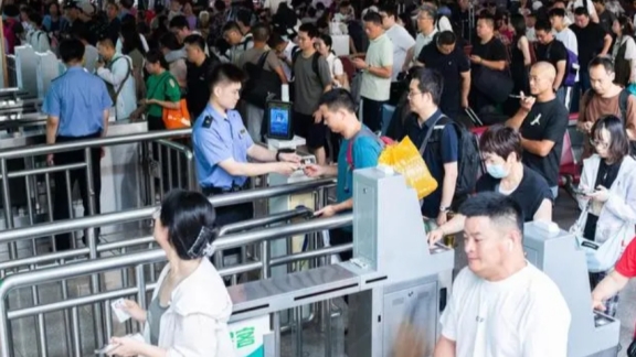 Kesibukan perjalanan musim panas biasanya merupakan musim yang sibuk untuk sistem perkeretaapian negara saat mahasiswa pulang ke rumah untuk liburan musim panas sementara kunjungan keluarga dan perjalanan wisata juga meningkat