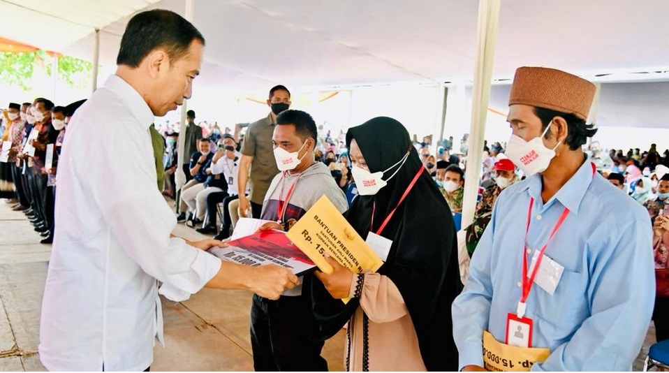 Bantuan stimulan untuk perbaikan rumah warga terdampak gempa bumi Cianjur diserahkan langsung oleh Presiden Joko Widodo  di Lapangan Tembak Tapal Kuda Yonif Raider 300