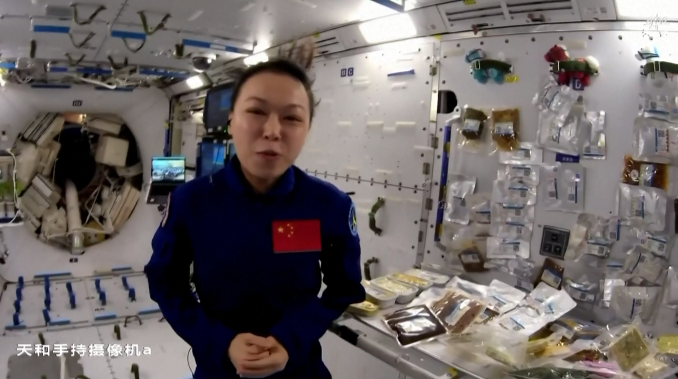 Astronot Tiongkok Perlihatkan Dapur Antariksa yang Telah Ditingkatkan serta Beragam Pilihan Makanan