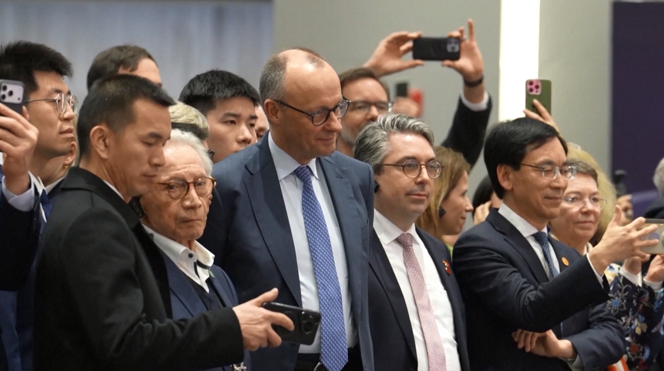 Kanselir Jerman Menonton Pertunjukan Seni Bela Diri Robot di Unitree Tiongkok