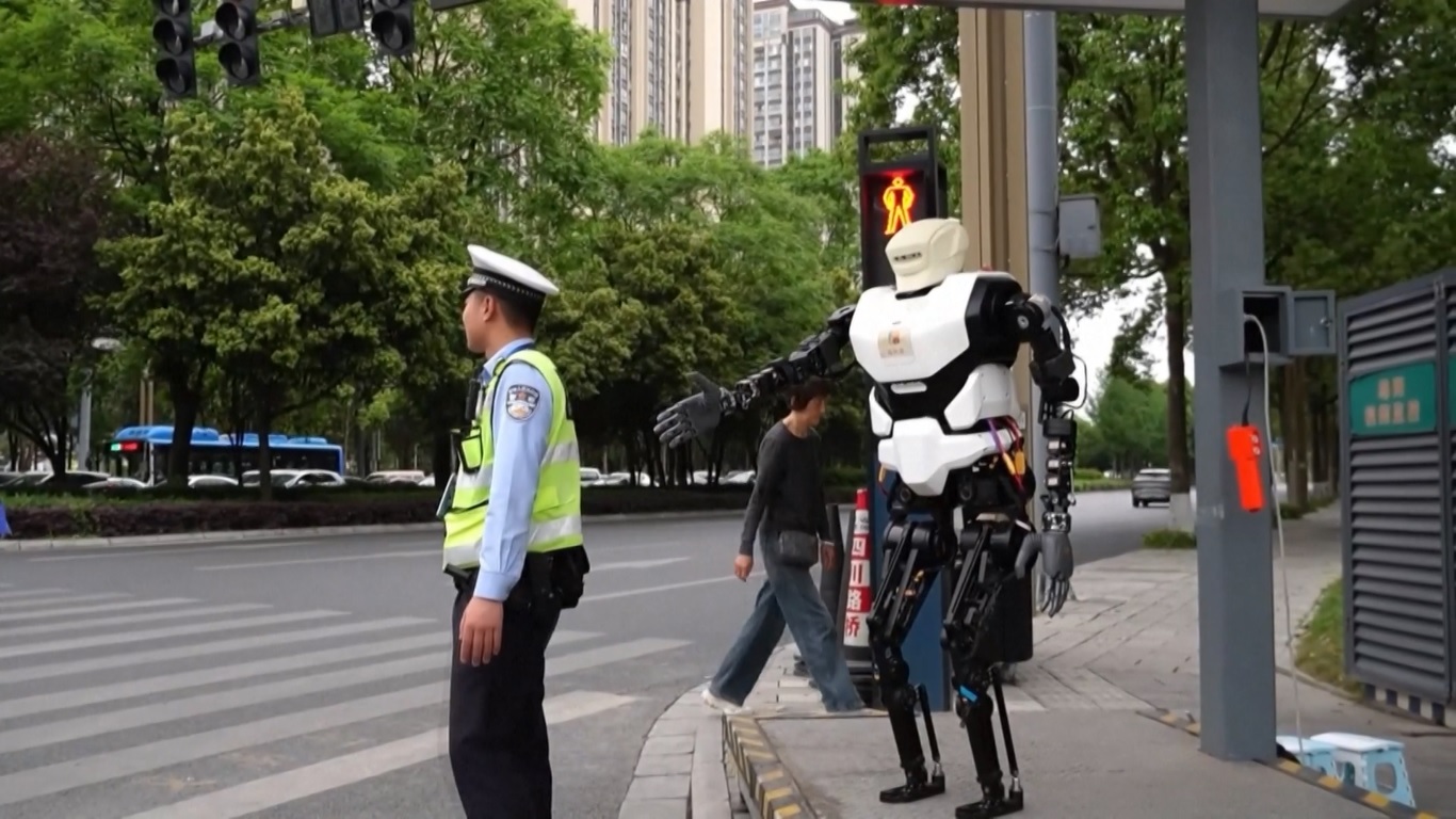 Petugas robot telah dikerahkan di jalan-jalan Mianyang untuk membantu mengatur lalu lintas selama jam-jam sibuk