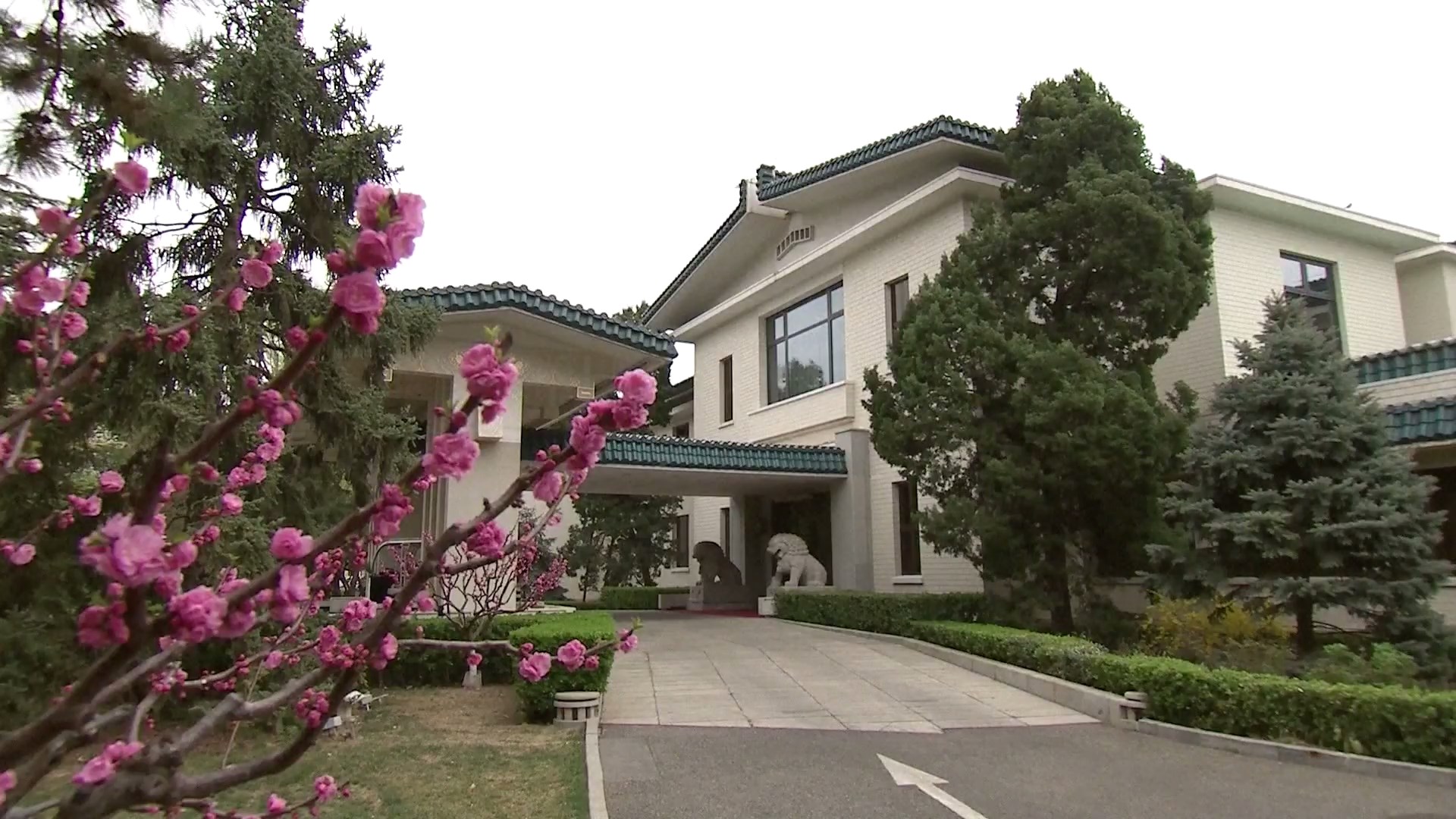 Menteri Luar Negeri Tiongkok Wang Yi bertemu dengan Menteri Luar Negeri Prancis Jean-Noel Barrot yang sedang berkunjung di Beijing pada hari Kamis