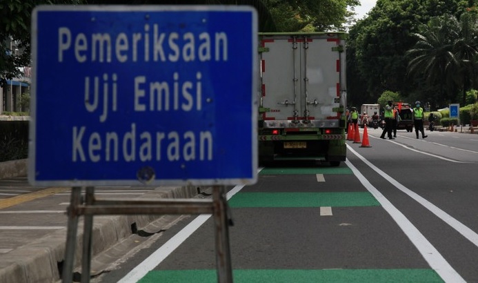  Pemprov DKI Jakarta mewajibkan setiap kendaraan yang beroperasi di wilayah Ibu Kota untuk uji emisi untuk mobil dan motor berusia di atas tiga tahun