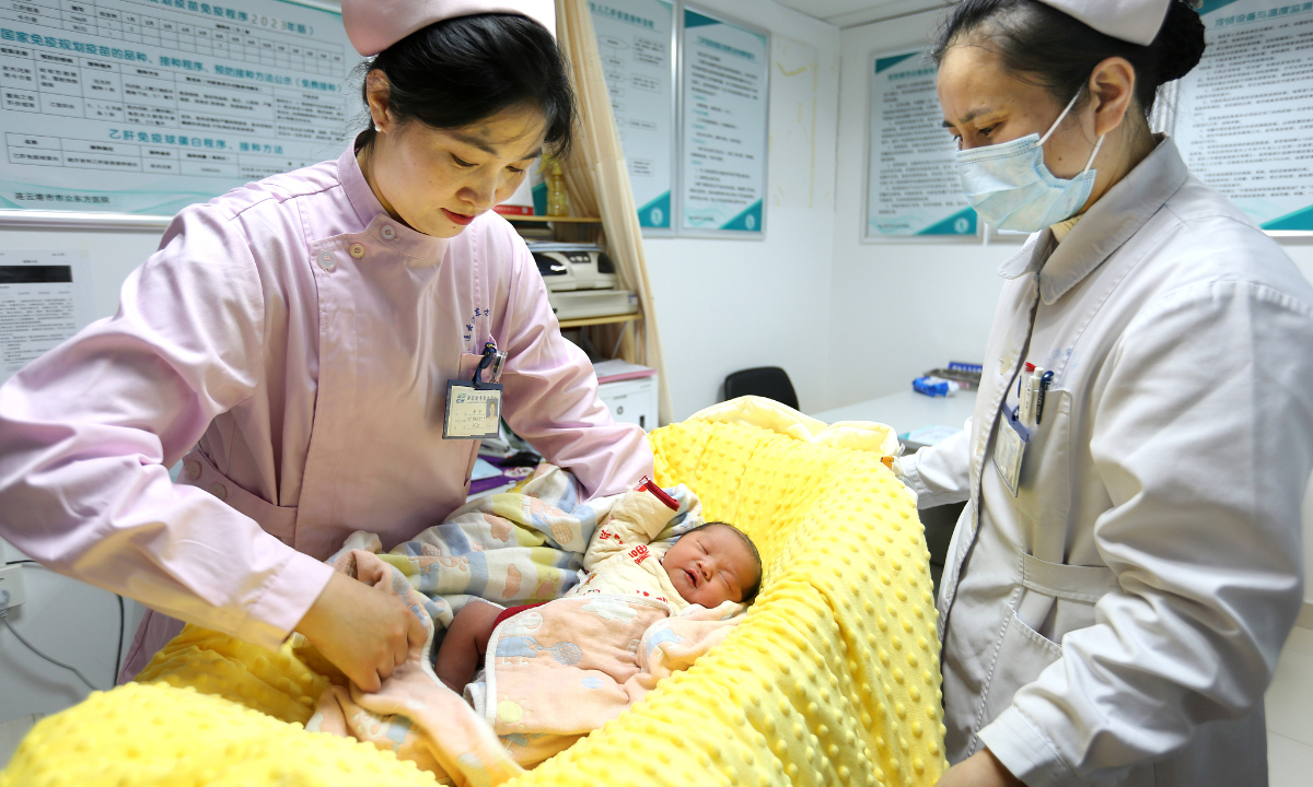 Kepala Departemen Kebidanan di Rumah Sakit Rakyat Wenzhou Hu Yanjun mengatakan  Banyak ibu yang sangat menantikan kelahiran bayi naga mereka