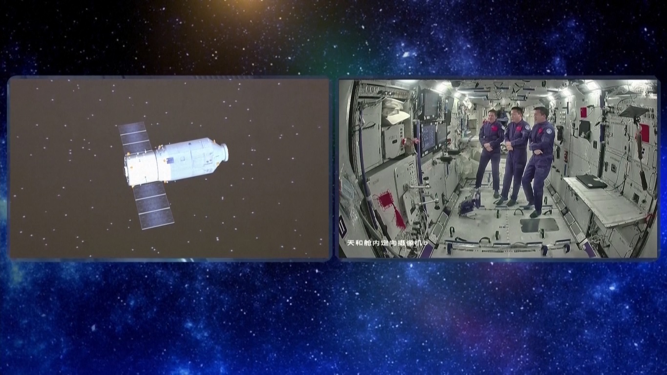 Pesawat Kargo Tianzhou-8 Tiongkok Kembali Memasuki Atmosfer