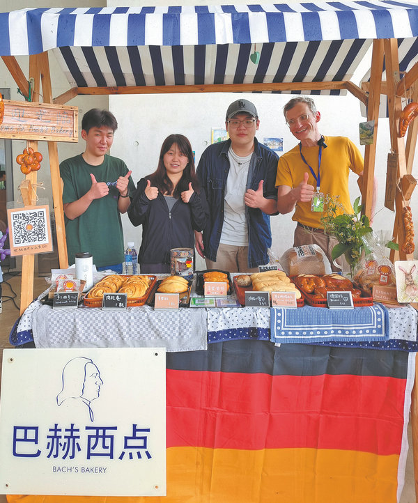 Karena mereka tidak bisa mendengar